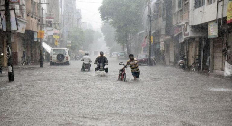Gujarat Rain: गुजरात में बारिश का कहर जारी, गांवों में घुसा पानी; आठ की मौत