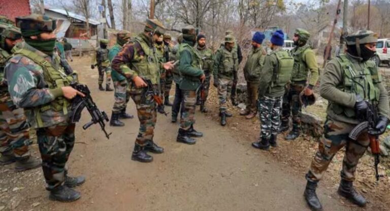 Jammu and Kashmir: नहीं सुधर रहे आतंकी, बसंतगढ़ में सुरक्षाबलों पर की फायरिंग; सेना ने शुरू की घेराबंदी