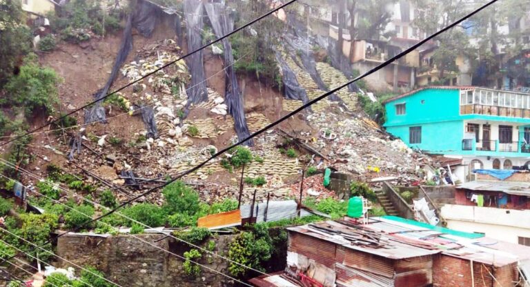 Landslide: नैनीताल में चार्लटन लॉज में फिर हुआ भूस्खलन, रामनगर के मोहान में पुल बह गया