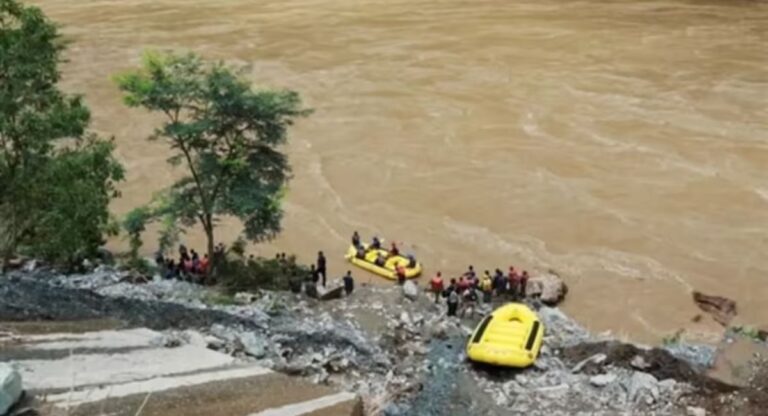 Nepal Bus Accident: नेपाल ने नदी में गिरी दो बसों और शवों को खोजने के लिए भारत से मांगी मदद