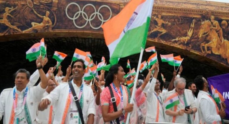 Paris Olympics 2024: पीवी सिंधु और कमल ने थामा तिरंगा, पेरिस ओलंपिक के उद्घाटन समारोह में की भारतीय दल की अगुआई