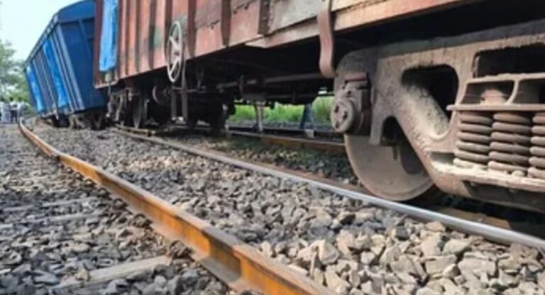 Train Derailment: बिहार में दनियावां स्टेशन के पास मालगाड़ी के 6 डिब्बे पटरी से उतरे, कई ट्रेनें रद्द