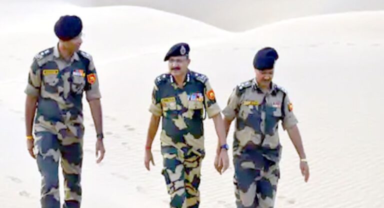 Border Security Force के आईजी ने किया भारत-पाकिस्‍तान सीमा का दौरा, तैनात जवानों का बढ़ाया हौसला