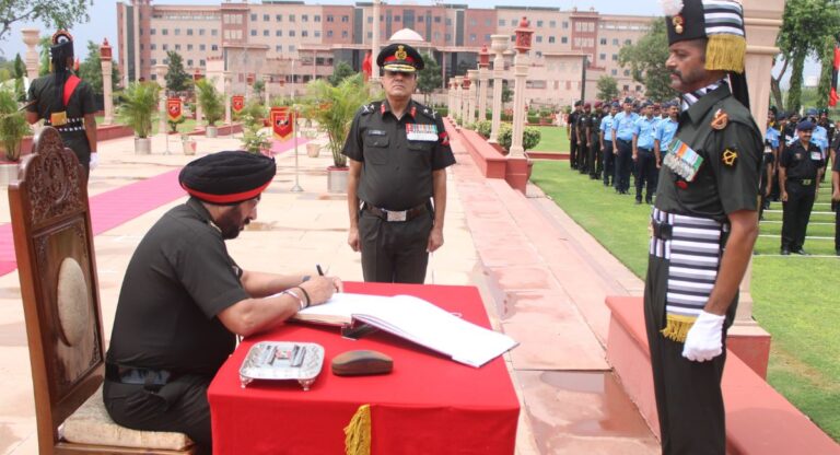 Indian Army: लेफ्टिनेंट जनरल मनजिंदर सिंह ने दक्षिण पश्चिमी कमांड की संभाली, जानिये कैसा रहा है उनका करियर