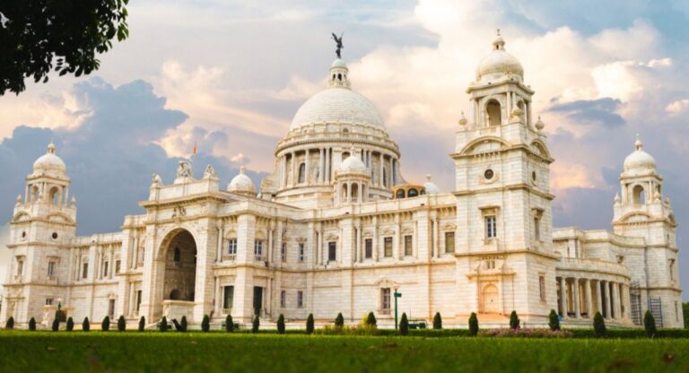 Victoria Memorial: कोलकाता में स्थित विक्टोरिया मेमोरियल पर्यटकों के आकर्षण का केंद्र, जानिए कैसे जाएं यहां?