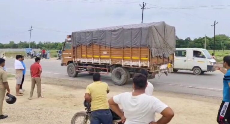 Raebareli: बेदर्दी से लादे गए गोवंशों से भरा ट्रक बरामद, दो जिंदा मिले, इतने गोवंश मृत