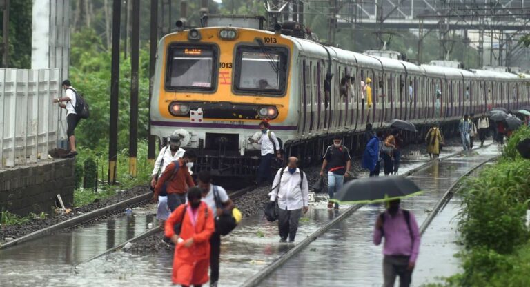 Mumbai Rain: मुंबई में सुबह से भारी बारिश, रेल यातायात में देरी