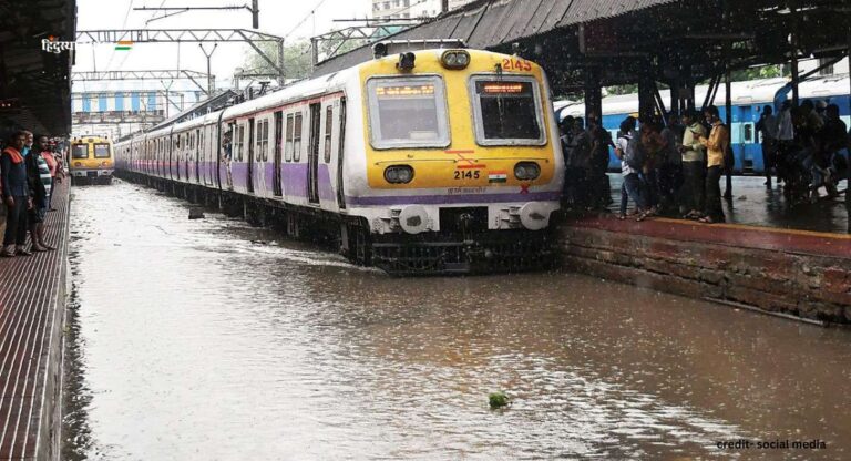Mumbai Rain: मुंबई में भारी बारिश से कई इलाकों में जलभराव, पश्चिमी रेलवे यातायात बाधित