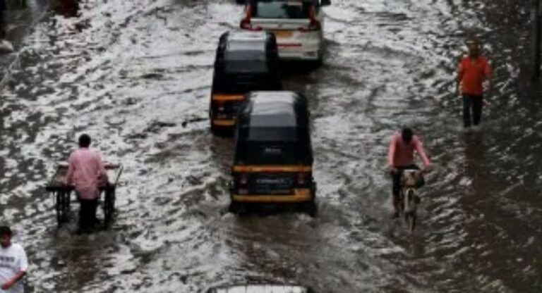 Mumbai Rain: मुंबईकर बाहर निकलने से बचें! मौसम विभाग ने जारी की अगले 36 घंटों में भारी बारिश की चेतावनी