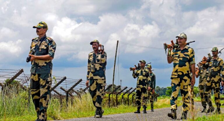 Bangladesh में शेख हसीना के इस्तीफे के बाद सीमा पर हाई अलर्ट, कोलकाता पहुंचे बीएसएफ के डीजी