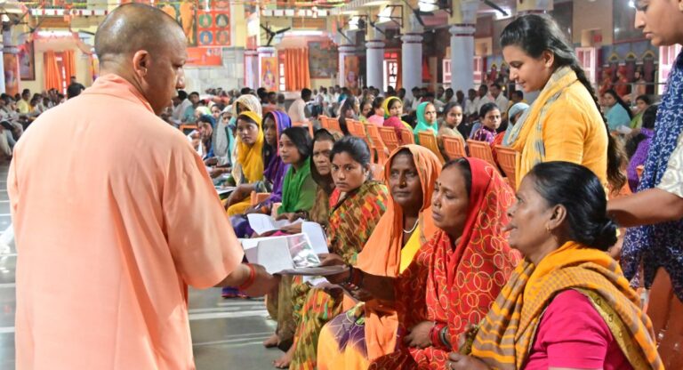 Janta Darshan: गोरखपुर समेत पूरे उत्तर प्रदेश में किसी के साथ अन्याय नहीं होने देंगे: मुख्यमंत्री योगी