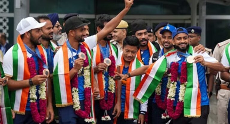 Paris Olympics: पेरिस ओलंपिक में पदक जीतकर स्वदेश लौटी भारतीय हॉकी टीम, दिल्ली में हुआ भव्य स्वागत