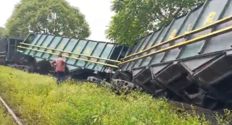 Train Derail: उत्तर प्रदेश के सोनभद्र में बड़ा हादसा होते-होते टला, मालगाड़ी के दो डिब्बे पटरी से उतरे