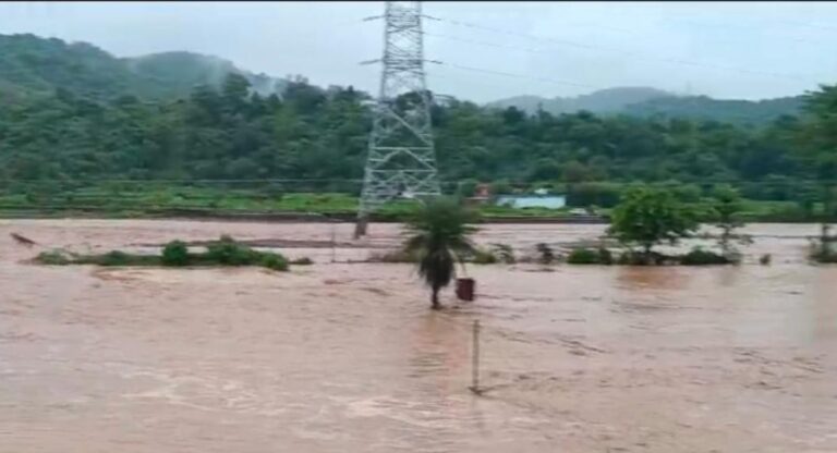 Telangana Rains: हैदराबाद में रेड अलर्ट जारी, स्कूल-कॉलेज भी बंद