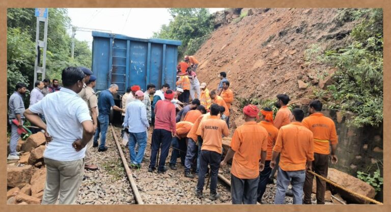 Landslide in Sonbhadra: पहाड़ से रेलवे ट्रैक पर गिरा मलबा, मालगाड़ी के इंजन समेत 2 डिब्बे पटरी से उतरे