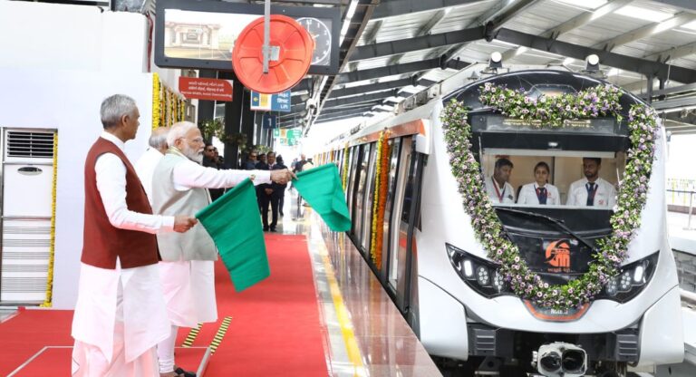 Gandhinagar: पीएम ने मेट्रो ट्रेन के दूसरे फेज का किया उद्धाटन , जानिये किन क्षेत्र के लोगों को होगा विशेष लाभ और कितना होगा किराया