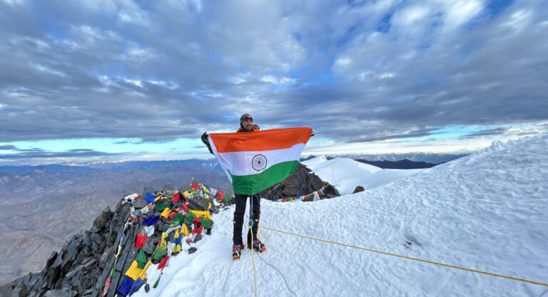 Mountaineering: राकेश बिशनोई ने लद्दाख के मरखा वैली की ‘इस’ सबसे ऊंची चोटी पर फहराया तिरंगा, ये है अगला लक्ष्य