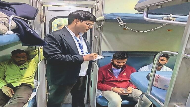 Ticket Collector Salary : रेलवे टिकट कलेक्टर का कार्य कौन और क्या है?