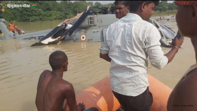 Bihar flood: राहत वितरण के दौरान मुजफ्फरपुर में वायुसेना के हेलीकॉप्टर की इमरजेंसी लैंडिंग, वीडियो देखें