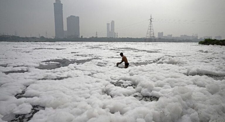 Foam in Yamuna: यमुना में क्यों बन रहे है झाग के पहाड़? जानिये कारण और निवारण