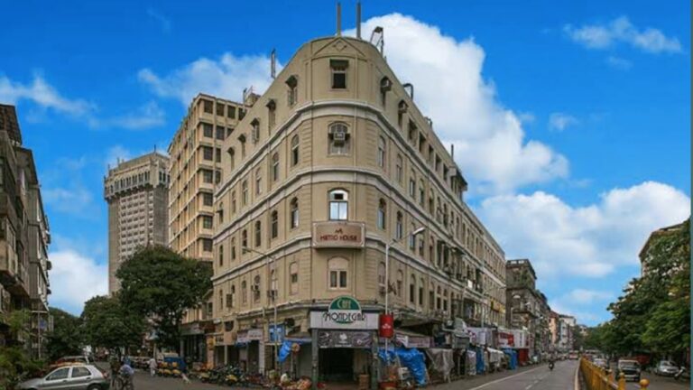 Colaba Causeway​: बस या ट्रेन से कोलाबा कॉजवे कैसे पहुंचे?