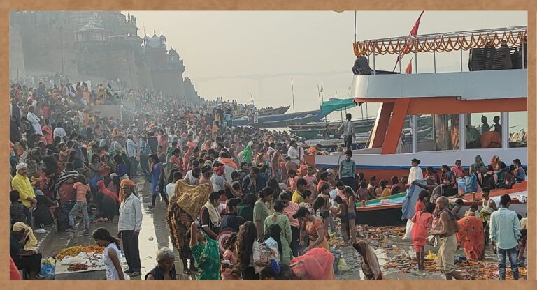 Kartik Purnima: कार्तिक पूर्णिमा पर गंगा तट पर उमड़ा आस्था का सैलाब, श्रद्धालुओं ने लगाई पुण्य की डुबकी