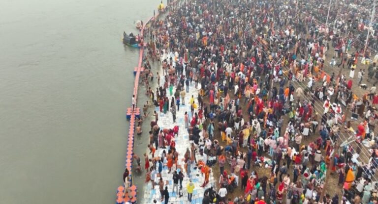 Maha Kumbh 2025: प्रयागराज में दोपहर तक 1.60 करोड़ श्रद्धालुओं ने किया स्नान, आस्था और दिव्यता के साथ सनातन का दिखा अद्भुत नजारा