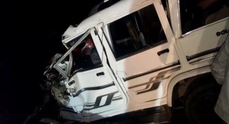 Accident: तेज रफ्तार ट्राले और बोलरों की टक्कर में चार लोगों की गई जान, दो घायल