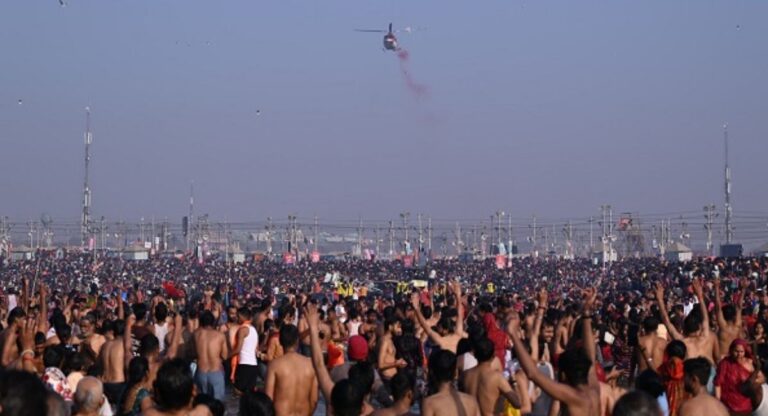 Maha Kumbh : संगमनगरी में उमड़ी भक्तों की भीड़, आस्ट्रेलिया की आबादी से ‘इतना’ गुणा श्रद्धालु लगा चुके आस्था की डुबकी