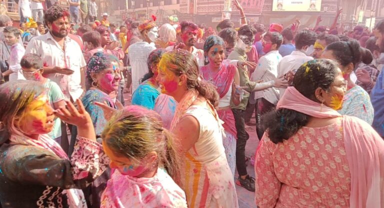 Varanasi: होली पर काशी में सतरंगी छटा, श्रीकाशी विश्वनाथ को अर्पित किया पहला गुलाल, रंग-अबीर की बारिश में भीगे लोग