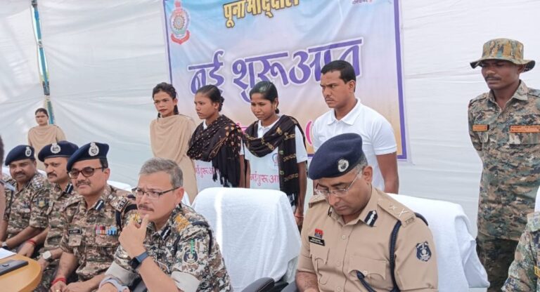 Chhattisgarh: तीन इनामी नक्सलियों ने किया आत्मसमर्पण, जानिये कितने का था इनाम