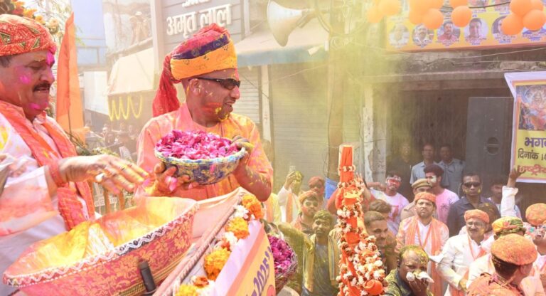 Holi: मुख्यमंत्री योगी भगवान नृसिंह की रंगभरी शोभायात्रा में हुए शामिल, सनातन की शक्ति को लेकर कही ये बात